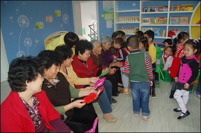 濟南市七里山幼兒園:感恩重陽 老幼同樂