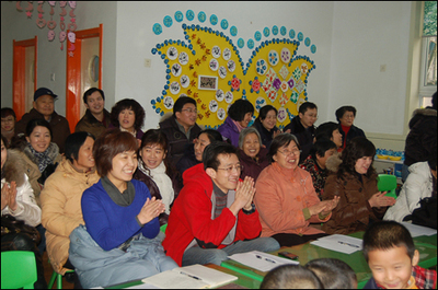 濟南市七里山幼兒園:&ldquo;大手牽小手 書香飄滿園&rdquo;活動_山東學前教育網