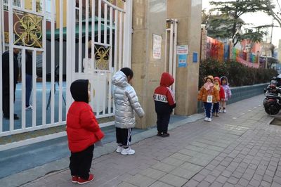 戰(zhàn)“疫”規(guī)范化 防患于未然——濟(jì)南市七里山幼兒園疫情防控應(yīng)急演練